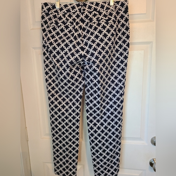 Crown & Ivy Woman's Pants, Size: 10 Color: Black w/ pattern - Picture 12 of 12